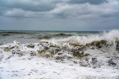 Deniz dalgaları kıyıya vurdu, fırtına