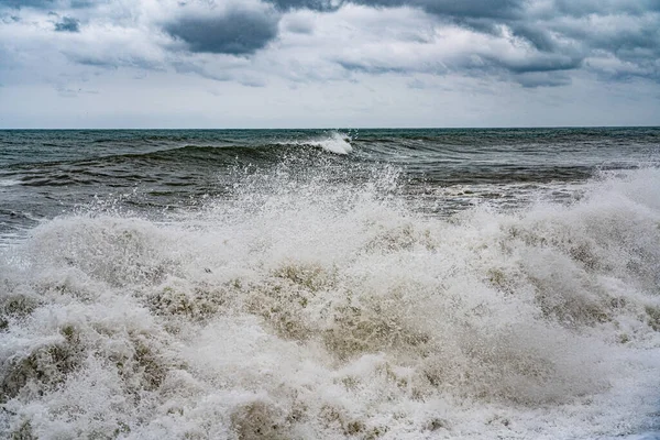 Onda Colidindo Mar Tempestuoso Contra Fundo Céu Nublado — Fotografia de Stock