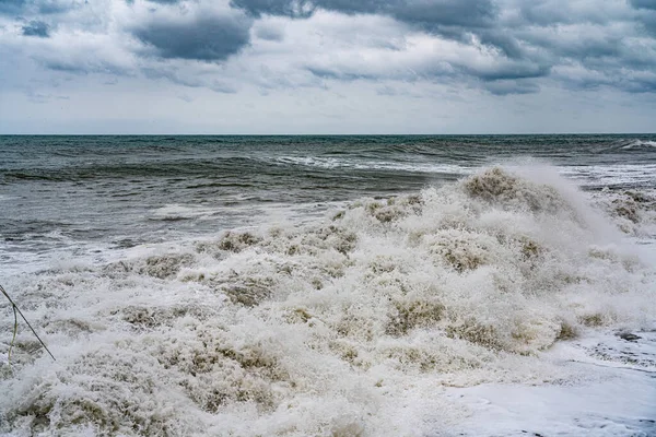 Havárie Vlny Bouřlivé Moře Proti Zamračené Obloze Pozadí — Stock fotografie