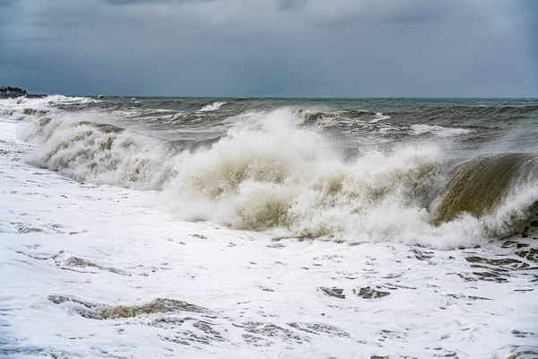 Грохот Белой Волны Бурном Море Облачном Фоне Неба — стоковое фото
