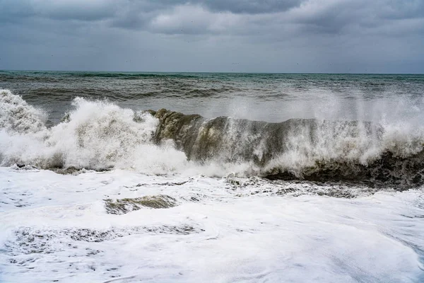 Морские Волны Ударили Берегу Шторм — стоковое фото