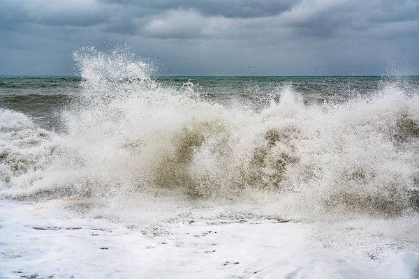 海の波が海岸を襲い嵐が — ストック写真