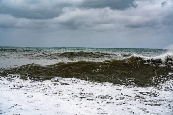 海の波が海岸を襲い嵐が — ストック写真