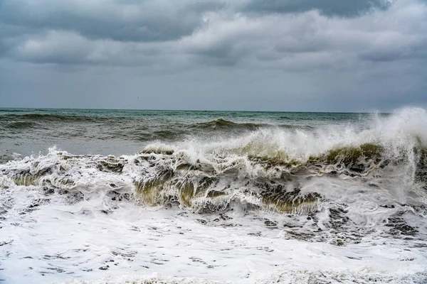 海の波が海岸を襲い嵐が — ストック写真