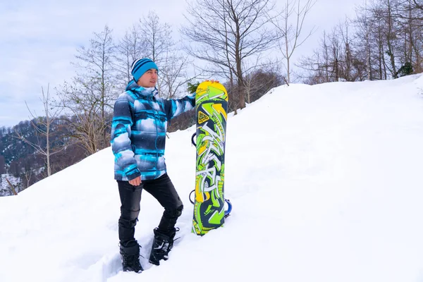 Homem Com Snowboard Neve — Fotografia de Stock