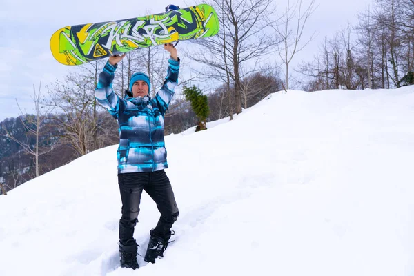 Homem Segurando Snowboard Sobre Sua Cabeça — Fotografia de Stock