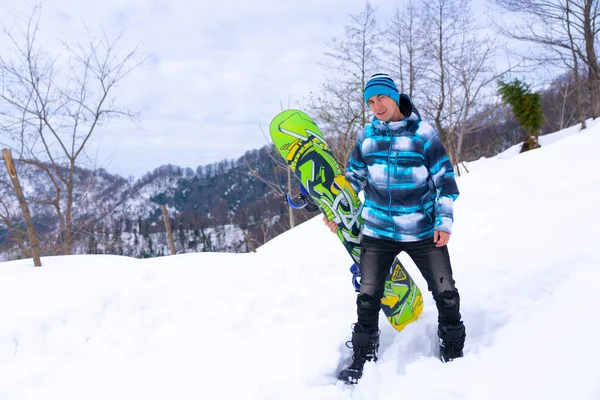 Homem Segurando Snowboard Sobre Sua Cabeça — Fotografia de Stock