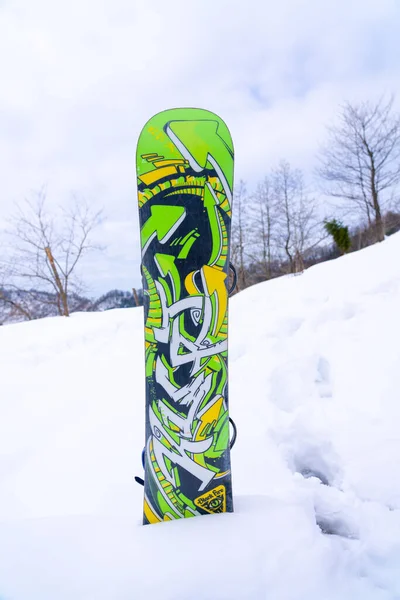 Snowboard Está Neve — Fotografia de Stock
