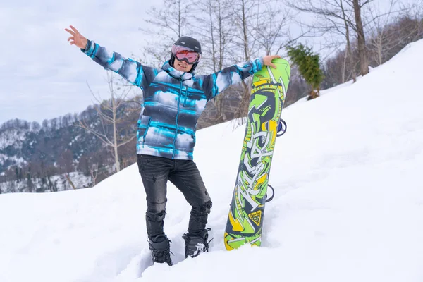 Homem Equipamento Snowboard Fica Neve — Fotografia de Stock