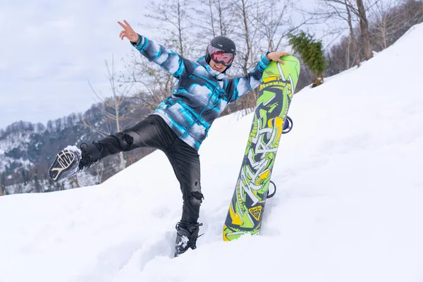 Homem Equipamento Snowboard Fica Neve — Fotografia de Stock