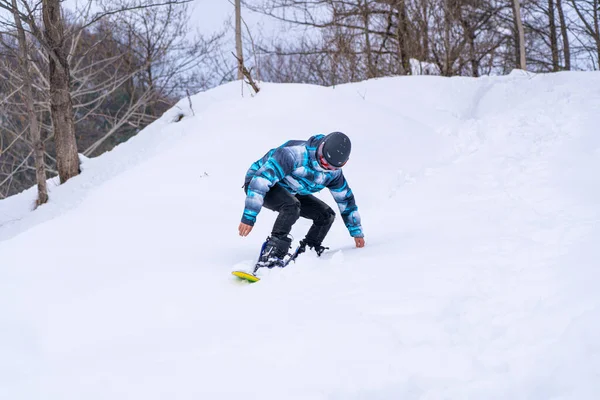 山の中の男のスノーボード — ストック写真