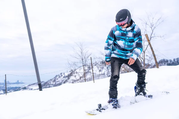 Homem Snowboard Nas Montanhas — Fotografia de Stock