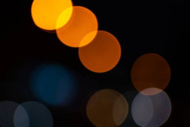 Siyah arkaplanda parlak yuvarlak ışıklar