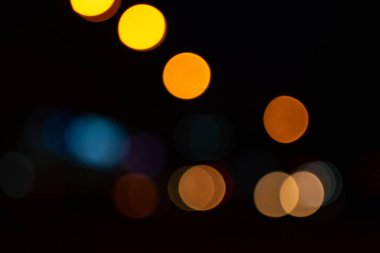 Siyah arkaplanda parlak yuvarlak ışıklar