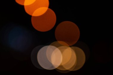 Siyah arkaplanda parlak yuvarlak ışıklar