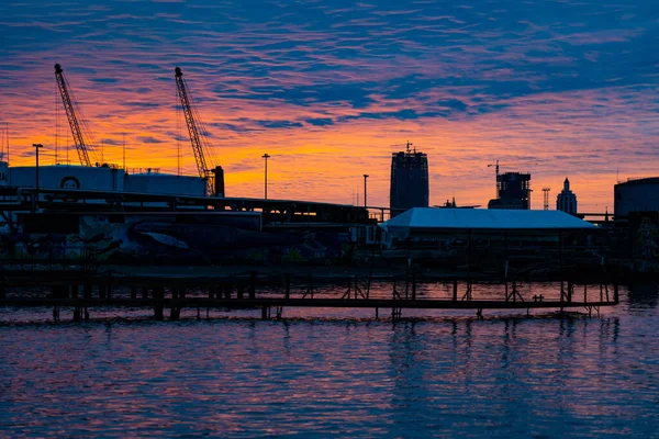 Şehrin Arka Planında Turuncu Mavi Gün Batımı — Stok fotoğraf