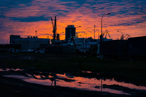 Apus Soare Albastru Portocaliu Fundalul Orașului — Fotografie, imagine de stoc