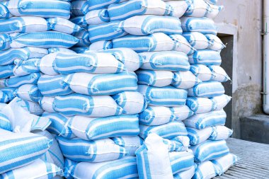 Sıraya dizilmiş kum torbaları