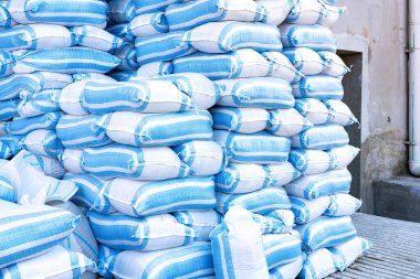 Sıraya dizilmiş kum torbaları