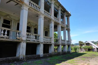 Üç katlı balyalarla yıkılmış.