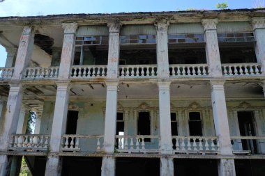 Üç katlı balyalarla yıkılmış.