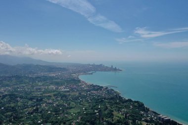 İnsansız hava aracından dağların ve ormanın manzarası