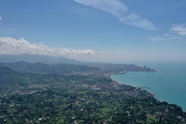 İnsansız hava aracından dağların ve ormanın manzarası