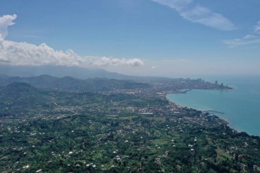 İnsansız hava aracından dağların ve ormanın manzarası