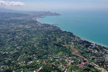 Bir drondan dağların ve şehrin manzarası