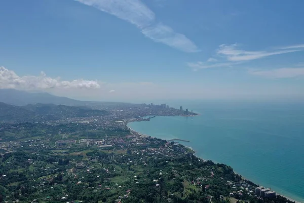 İnsansız hava aracından dağların ve ormanın manzarası