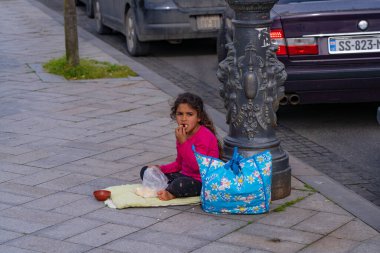 Batumi, Gürcistan - 23 Nisan 2021: Sokaktaki dilenci kız