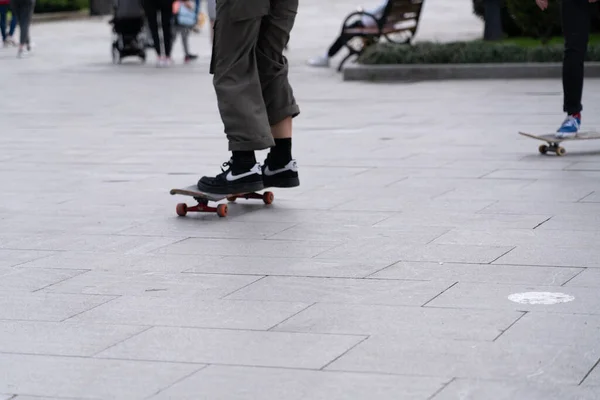 Batumi Geórgia Abril 2021 Meninos Pulando Skate Board Parque — Fotografia de Stock
