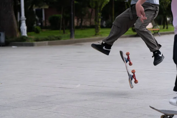 Batumi Georgië April 2021 Jongens Springen Skateboard Het Park — Stockfoto