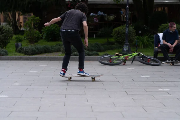 Batumi Georgien April 2021 Jungen Springen Skateboard Park — Stockfoto