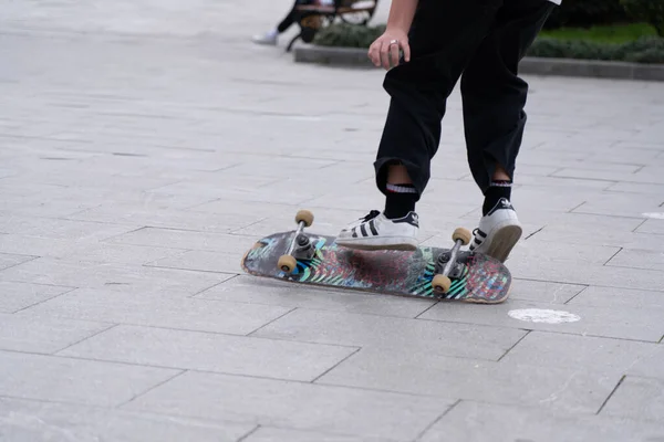 바투미 조지아 공원에서 스케이트 보드를 소년들 — 스톡 사진