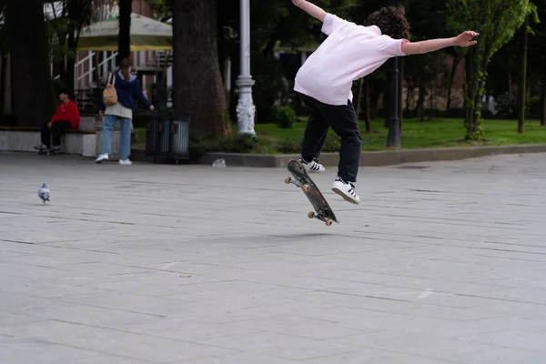 Batumi Georgia Abril 2021 Niños Saltando Tabla Skate Parque —  Fotos de Stock