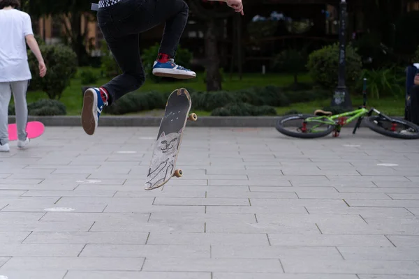 Batumi Georgia Abril 2021 Niños Saltando Tabla Skate Parque —  Fotos de Stock