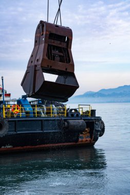 Batumi, Gürcistan - 08 Şubat 2021: Fırlatılan yüzer kazıcı