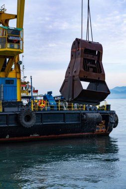 Batumi, Gürcistan - 08 Şubat 2021: Fırlatılan yüzer kazıcı