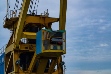 Batumi, Gürcistan - 08 Şubat 2021: Bir kargo limanında sarı vinç, sanayi sahnesi