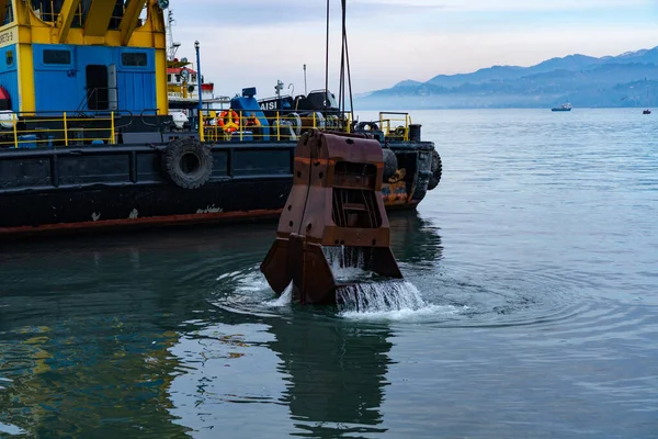 Batumi Geórgia Fevereiro 2021 Lançada Escavadeira Flutuante Com Lança — Fotografia de Stock