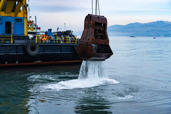 Batumi Georgia Febrero 2021 Lanzamiento Excavadora Flotante Con Pluma — Foto de Stock