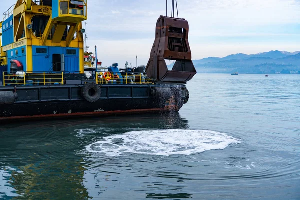 Batumi Georgia Febrero 2021 Lanzamiento Excavadora Flotante Con Pluma — Foto de Stock