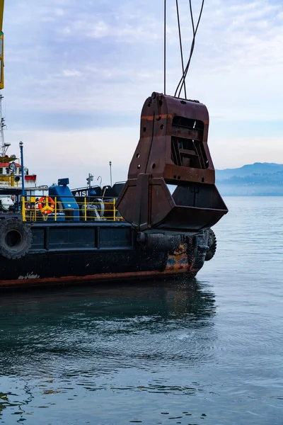 Batumi Georgia Febrero 2021 Lanzamiento Excavadora Flotante Con Pluma — Foto de Stock