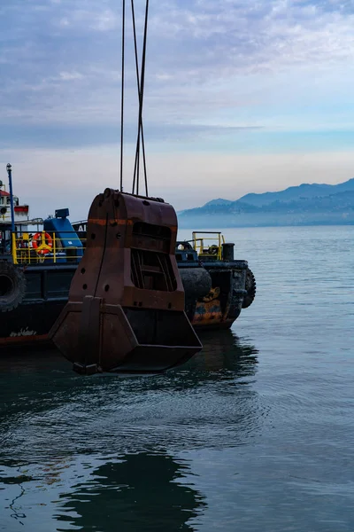 Batumi Georgia Febbraio 2021 Avviato Escavatore Galleggiante Con Boom — Foto Stock