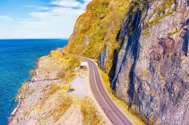 Yolun yukarısındaki yüksek kanyon