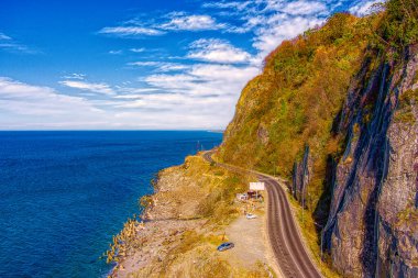 Yolun yukarısındaki yüksek kanyon