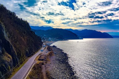 Köydeki deniz kıyısı açık güneşli bir havada