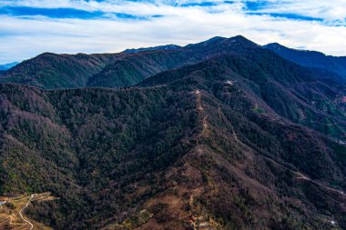 Deniz kenarındaki dağların güzel panoramik manzarası