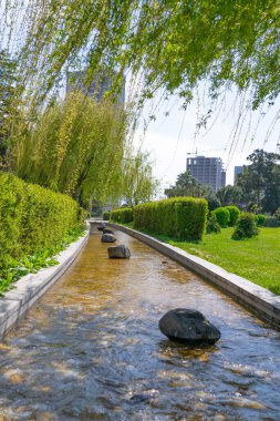 Parkta suni rezervuar